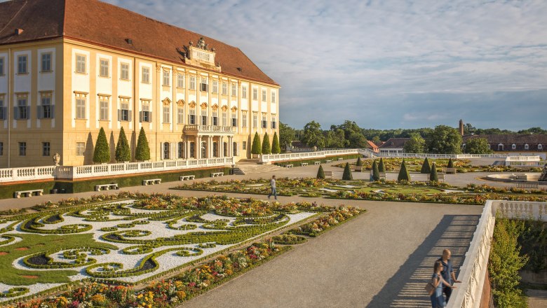 Schloss Hof, © Schloß Schönbrunn Kultur- und Betriebsges.m.b.H. / Severin Wurnig Schloss Hof mit barockem Garten und Terrasse bei Sonnenschein.