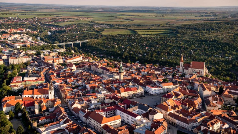 Znaim, © WTG www.pov.at Luftaufnahme der Stadt Znaim mit roten Dächern und umliegender Landschaft.