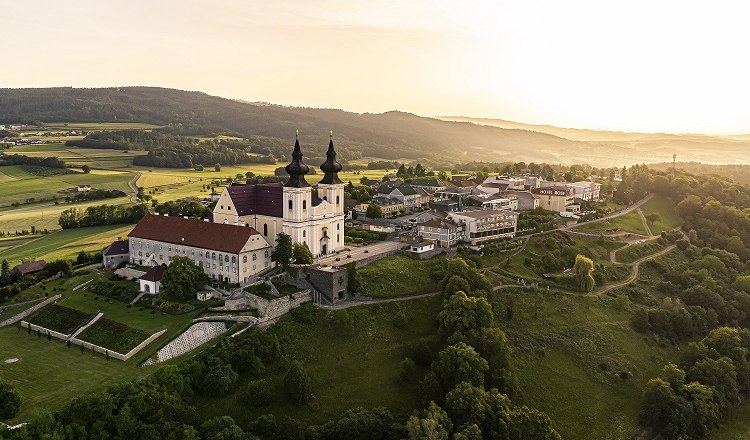 Maria Taferl, © Robert Herbst Luftaufnahme von Maria Taferl mit Kirche und umliegender Landschaft bei Sonnenuntergang.