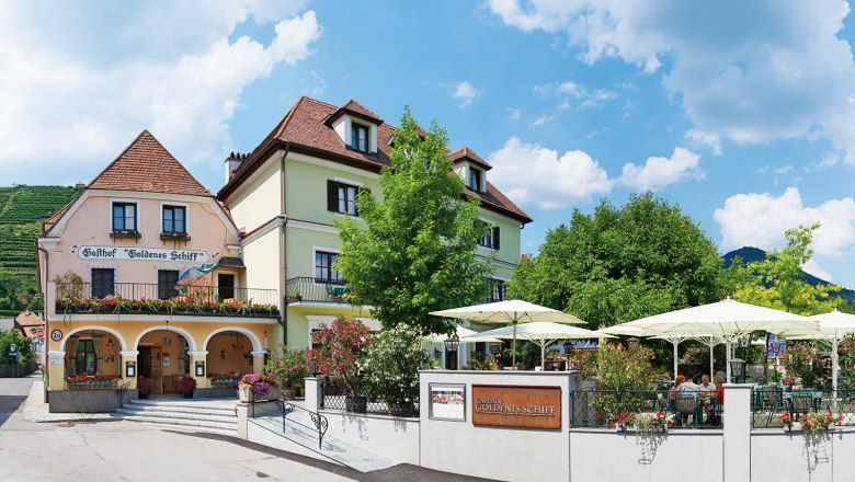 Gasthof 'Goldenes Schiff', © Goldenes Schiff Gasthof 'Goldenes Schiff' mit Terrasse und Sonnenschirmen.