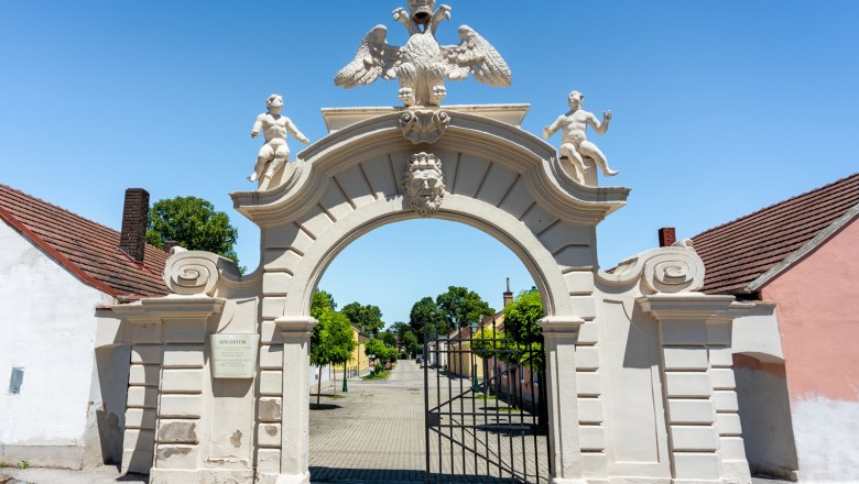 Adlertor, © Marktgemeinde Lichtenwoerth/Steyrer Philip Historisches Tor mit Adler und Figuren, sonniger Tag.