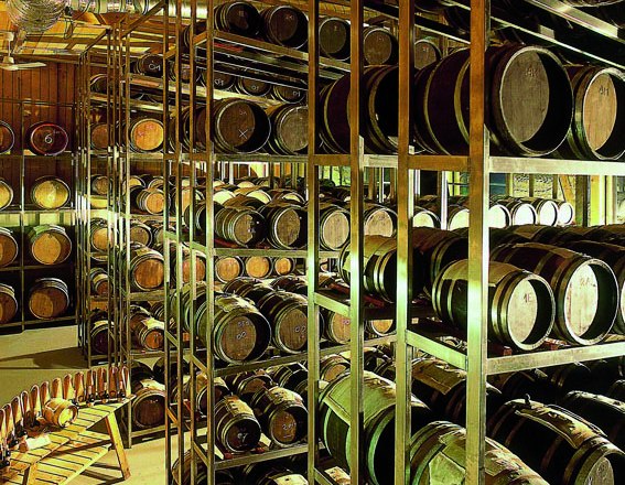 Acetaia Pecoraro, © Mario Pecoraro Innenansicht einer Kellerei mit vielen Holzfässern auf Regalen.