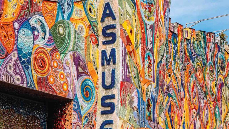 Glasmuseum, © Kuchlerhaus GmbH Buntes Gebäude mit der Aufschrift 'Glasmuseum'.