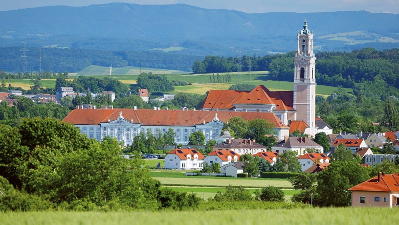 Stift Herzogenburg, © Helmut Ruthner Panorama des Stifts Herzogenburg mit umliegender Landschaft.