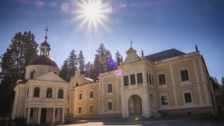 Töpperschloss Neubruck, © Theo Kust Töpperschloss Neubruck bei Sonnenschein mit blauer Himmel und Bäumen im Hintergrund.