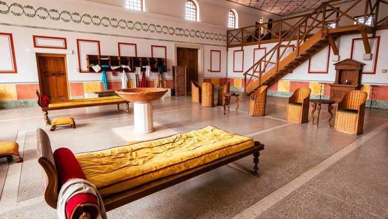 Von Römern und Reben, © Pamela Schmatz Römischer Raum mit Liegen, Stühlen und Treppe.