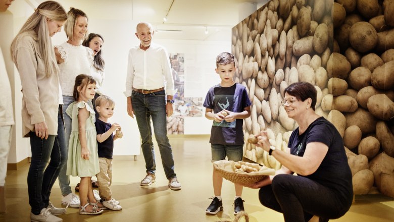 Erdäpfelwelt, © Waldviertel Tourismus, Gerhard Wasserbauer Gruppe von Menschen in einem Museum mit Kartoffelthema.