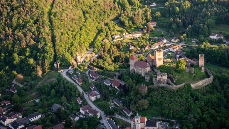Hardegg, © Weinviertel Tourismus _ www.pov.at Luftaufnahme der Burg Hardegg inmitten einer grünen Landschaft.