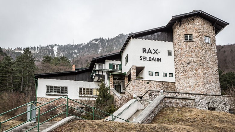 Rax-Seilbahn, © Martin Fülöp/NÖ-BBG Umgeben von majestätischen Bergen und dichten Wäldern, lädt dieser Ort dazu ein, die frische Bergluft zu genießen. Die charmante Architektur des Berggasthofs strahlt Gemütlichkeit aus und verspricht unvergessliche Erlebnisse in der Natur. Hier beginnt das Abenteuer in den Alpen, wo atemberaubende Ausblicke und erholsame Wanderungen auf Sie warten.