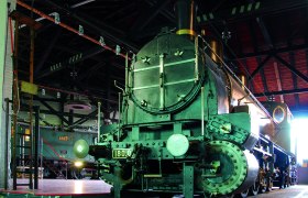 Historische Dampflokomotive im Rundlokschuppen des S&uuml;dbahn Museums.
