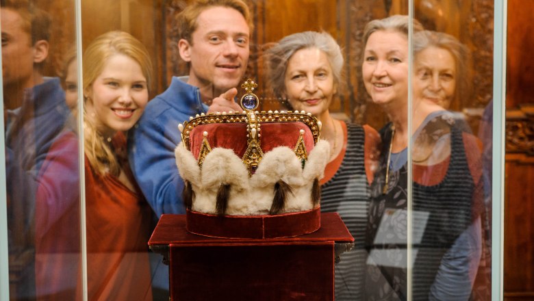 Besucher betrachten den &ouml;sterreichischen Erzherzogshut hinter Glas.