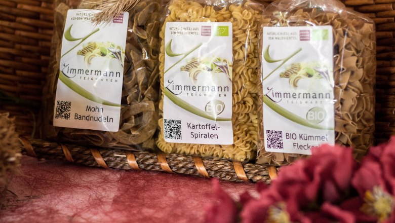 Drei Packungen Zimmermann Teigwaren in einem Korb.