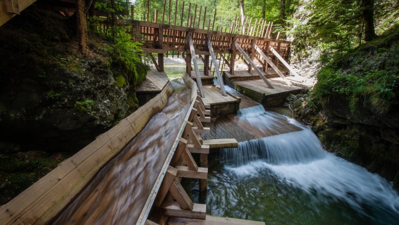 Gut erhaltene historische Triftanlage inmitten gr&uuml;ner Natur.