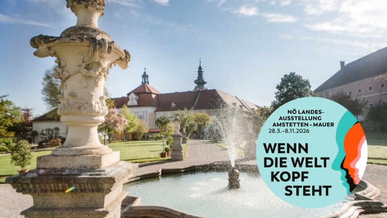 Garten mit Brunnen und Klostergeb&auml;ude im Hintergrund, Plakat f&uuml;r N&Ouml; Landesausstellung 2026.