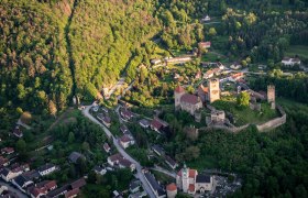 Luftaufnahme der Burg Hardegg inmitten einer grünen Landschaft.