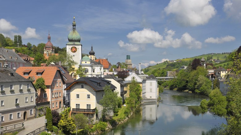 Panorama von Waidhofen an der Ybbs mit Fluss, Kirchturm und grünen Hügeln.