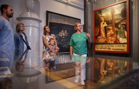 Gruppe von Menschen bei einer Führung im Stift Herzogenburg vor einem Gemälde.