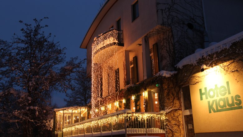 Ein beleuchtetes Hotelgebäude mit Lichterketten dekoriert.