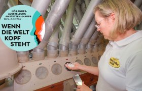 Rosenfellner Mühle, © Filmgut Thomas Zeller Eine Frau in einem weißen Polohemd mit dem Logo der Rosenfellner Mühle prüft Mehl in einer Mühle. Ein Plakat der NÖ Landesausstellung ist eingeblendet.