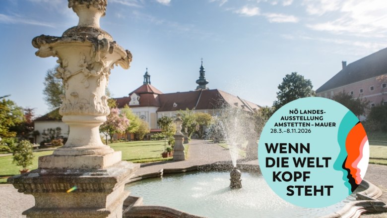 Garten mit Brunnen und Klostergebäude im Hintergrund, Plakat für NÖ Landesausstellung 2026.