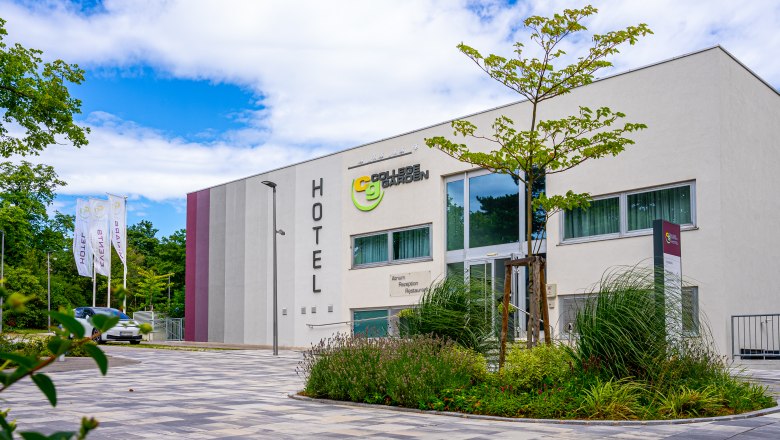 Außenansicht des College Garden Hotels mit moderner Architektur und Garten.