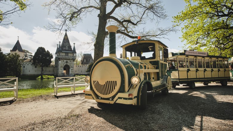 Zug im Schlosspark Laxenburg, &copy; Schloss Laxenburg Betriebsgesellschaft m.b.H.