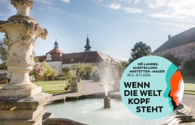 Garten mit Brunnen und Klostergeb&auml;ude im Hintergrund, Plakat f&uuml;r N&Ouml; Landesausstellung 2026.