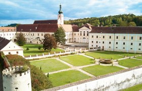 Luftaufnahme des Stifts Geras mit Garten und Geb&auml;uden.