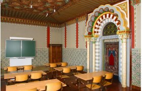 Ein klassenzimmer mit maurischem Dekor, bunten Fliesen und Holzmöbeln.